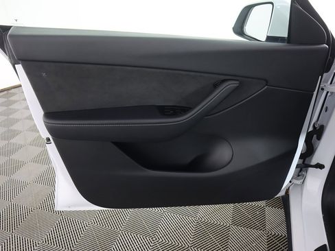 Used 2021 Tesla Model Y Long Range image 24