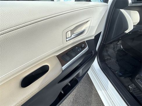 Used 2022 Toyota Sienna XLE image 13