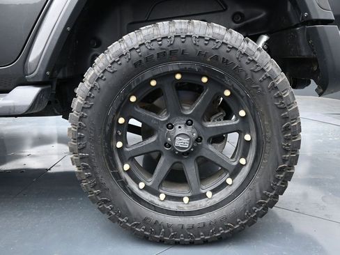Used 2018 Jeep Wrangler Unlimited Sahara AWD/4WD image 10