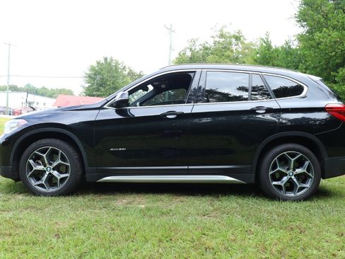 Used 2017 BMW X1 xDrive28i w/ Premium Package image 2
