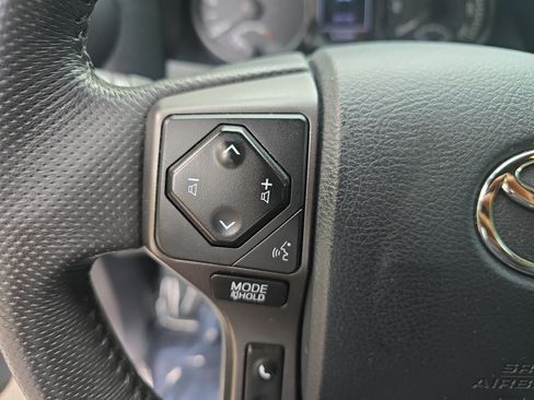 Used 2019 Toyota Tacoma TRD Off-Road w/ Technology Package AWD/4WD image 18