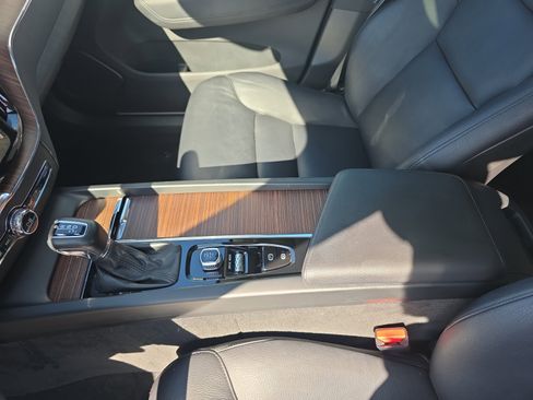 Used 2021 Volvo XC60 T5 Momentum w/ Premium Package image 15