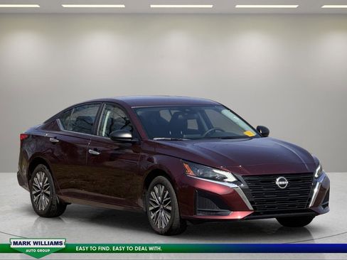 Used 2025 Nissan Altima 2.5 SV image 1