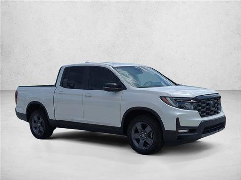 Used 2025 Honda Ridgeline TrailSport image 3