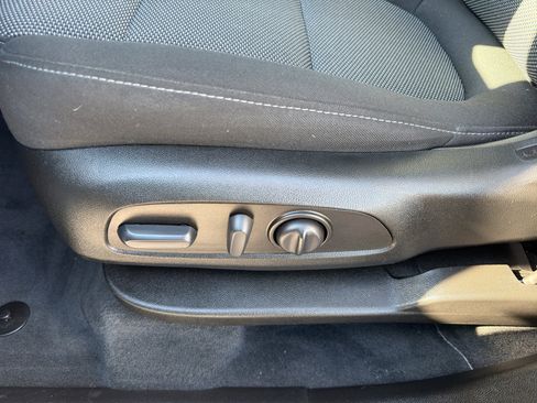 Used 2022 Chevrolet Traverse LT image 16