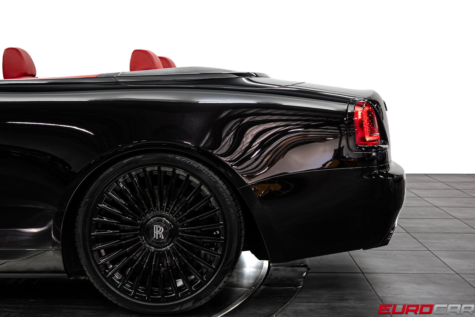 Used 2018 Rolls-Royce Dawn RWD image 19