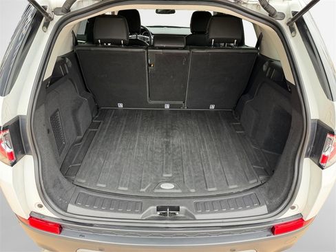 Used 2018 Land Rover Discovery Sport SE image 25