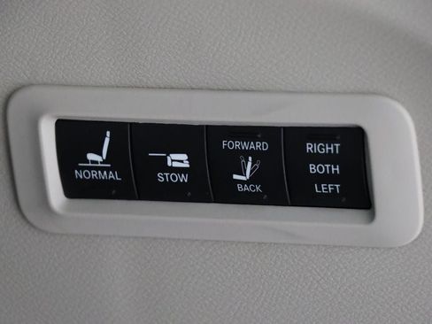 Used 2022 Chrysler Pacifica Limited AWD/4WD image 30