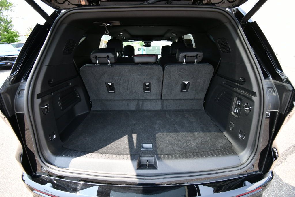 Used 2025 Chevrolet Traverse RS w/ LPO, Floor Liner Package AWD/4WD image 7