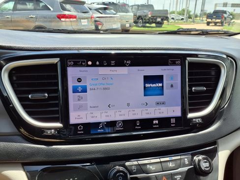 Used 2023 Chrysler Pacifica Touring-L FWD image 20