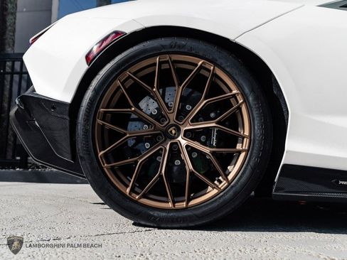 Used 2025 Lamborghini Revuelto image 37
