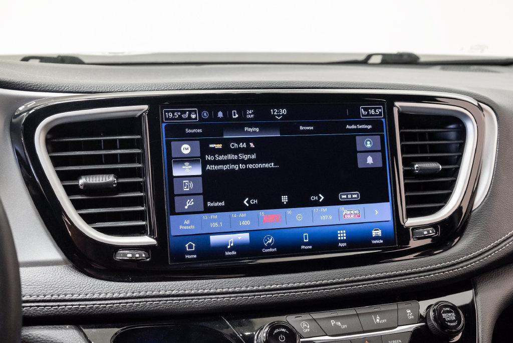 Used 2023 Chrysler Pacifica Touring FWD image 19