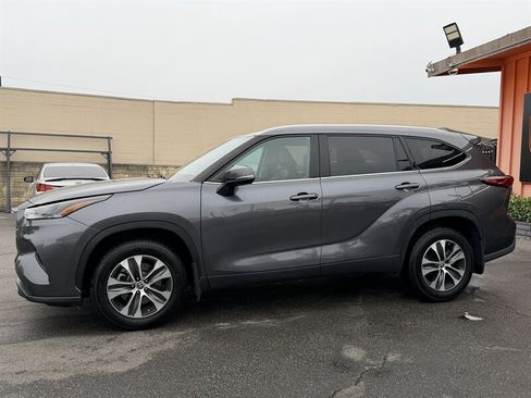 Used 2022 Toyota Highlander XLE AWD/4WD image 14
