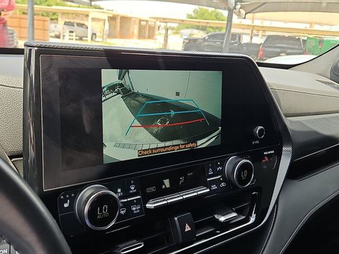 Used 2023 Toyota Highlander XSE FWD image 13