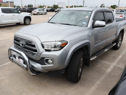 Used 2017 Toyota Tacoma Limited w/ Tow Package image 4