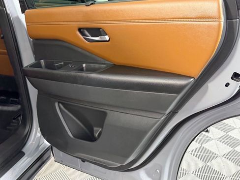 Used 2024 Nissan Pathfinder Platinum image 27