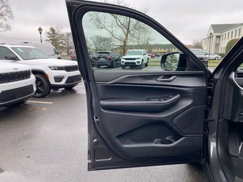 New 2025 Jeep Grand Cherokee Altitude image 19