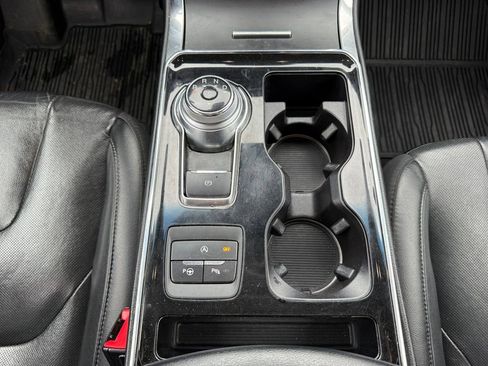 Used 2019 Ford Edge Titanium w/ Equipment Group 301A AWD/4WD image 29