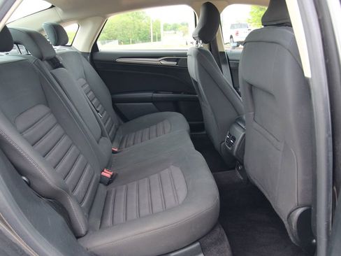 Used 2017 Ford Fusion SE w/ Fusion SE Technology Package FWD image 9
