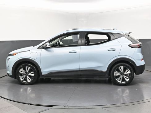 Used 2022 Chevrolet Bolt EUV LT w/ Convenience Package image 8