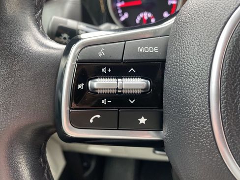 Used 2023 Kia Carnival EX image 26