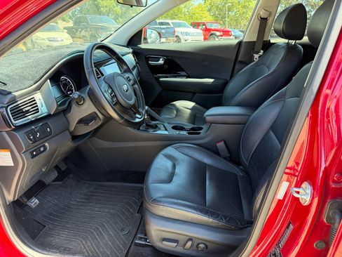 Used 2017 Kia Niro Touring FWD image 10