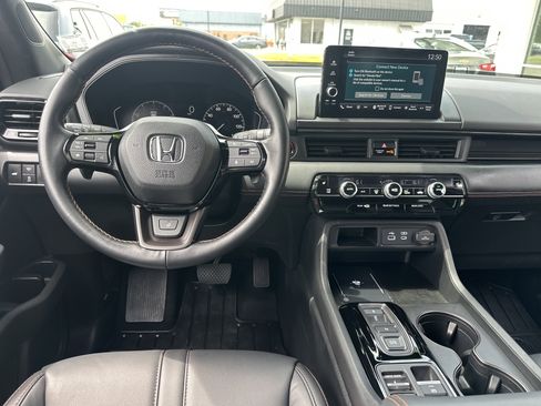 Used 2025 Honda Pilot TrailSport image 15