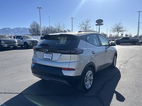 Used 2023 Chevrolet Bolt EUV LT w/ Comfort Package image 5