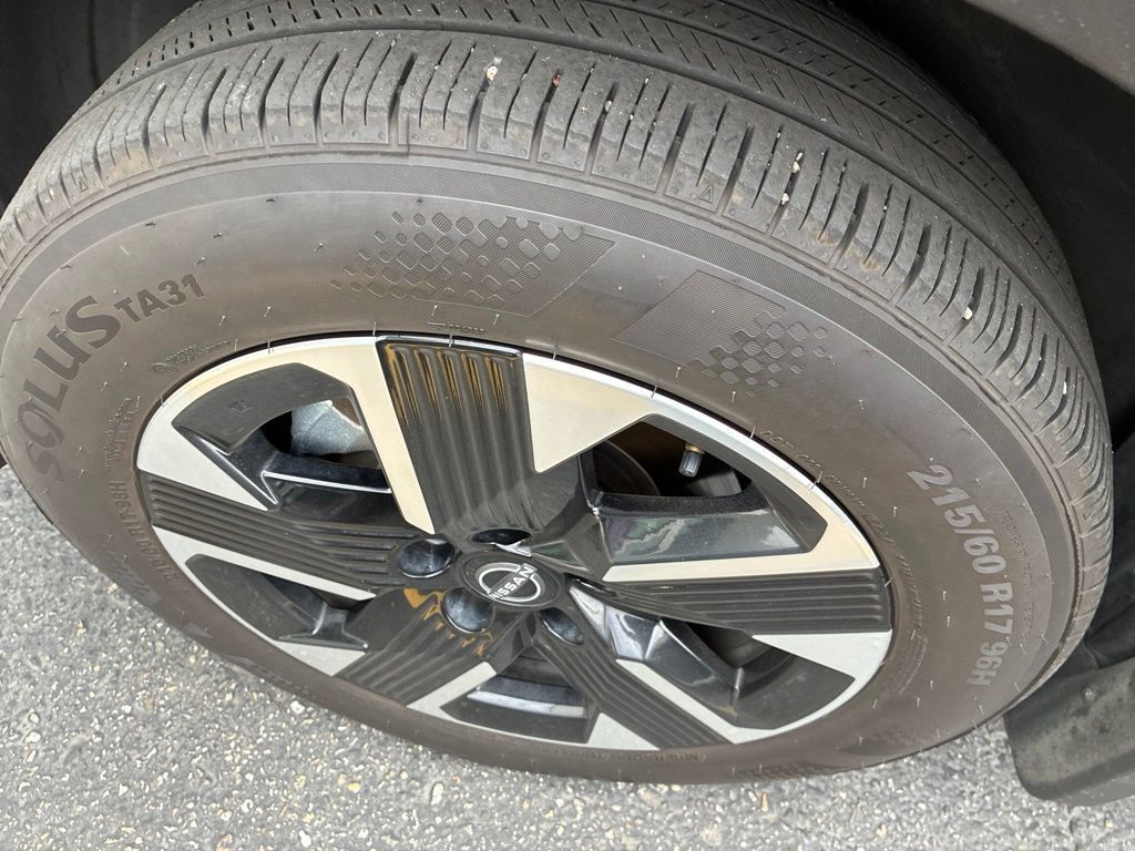 Used 2025 Nissan Kicks SV AWD/4WD image 7