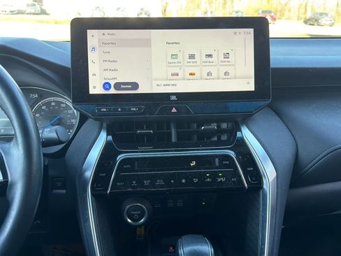 Used 2023 Toyota Venza XLE image 14