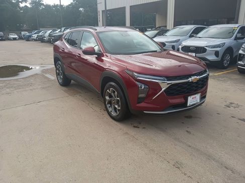 Used 2025 Chevrolet Trax LT w/ LT Convenience Package FWD image 6