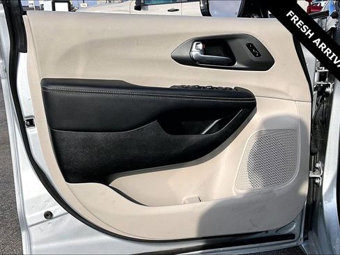 Used 2024 Chrysler Pacifica Touring-L image 19
