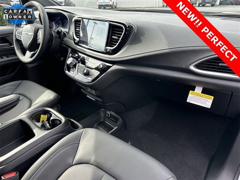 Used 2025 Chrysler Pacifica Select image 14