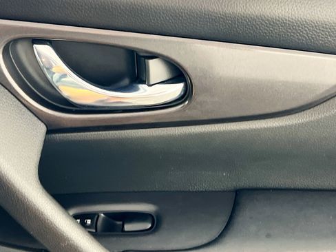 Used 2018 Nissan Rogue SV image 30