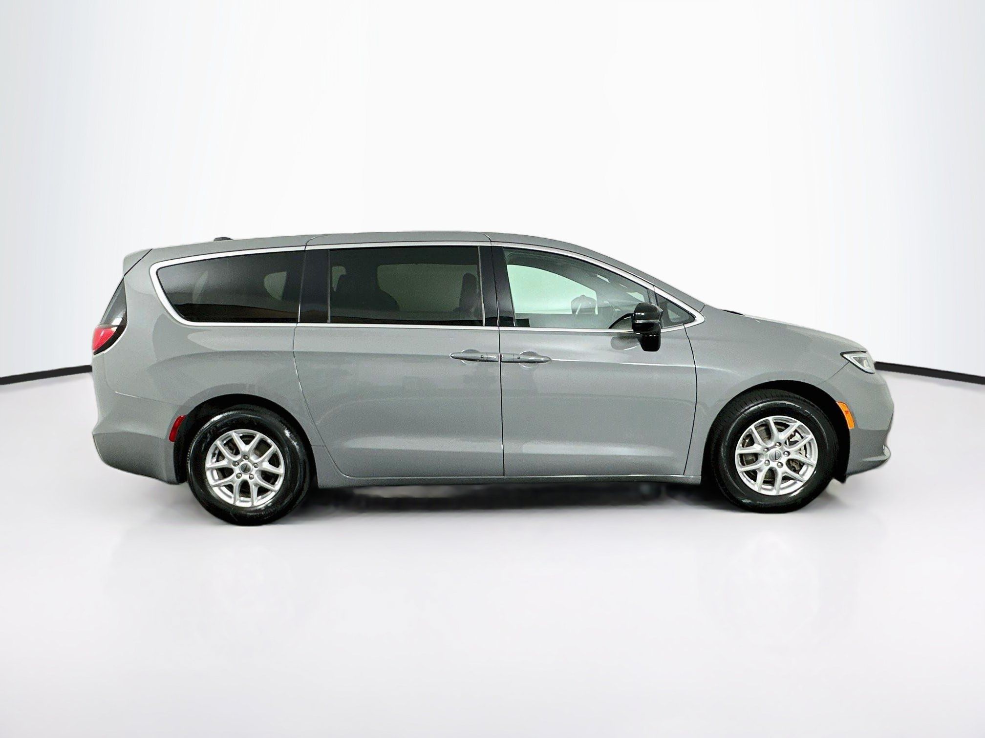 Used 2025 Chrysler Pacifica Select FWD image 10