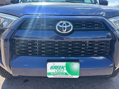 Used 2017 Toyota 4Runner SR5 AWD/4WD image 12