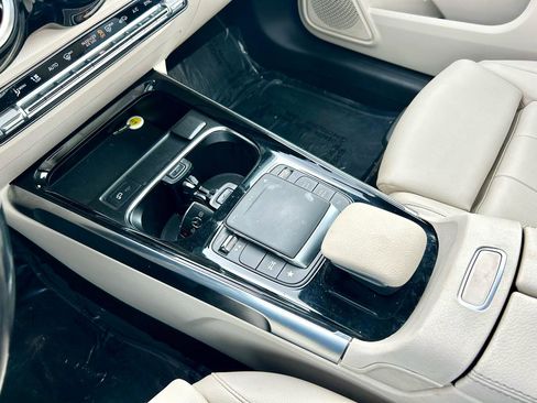 Used 2021 Mercedes-Benz GLB 250 4MATIC w/ Premium Package image 24