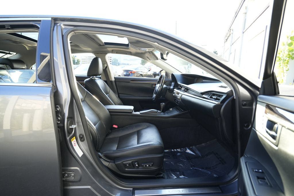 Used 2015 Lexus ES 350 w/ Ultra Luxury Package FWD image 33