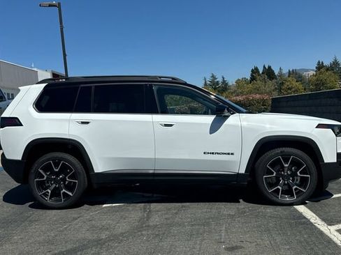 Used 2026 Jeep Cherokee Overland w/ Trailer Tow Group AWD/4WD image 3