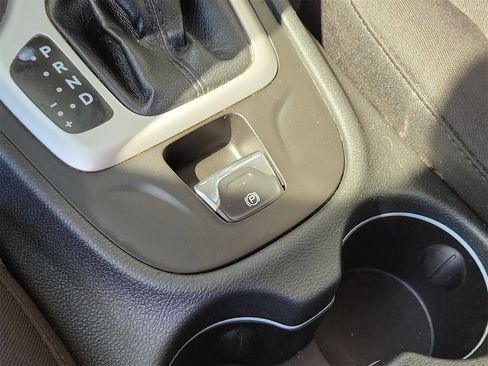 Used 2014 Jeep Cherokee Sport image 22