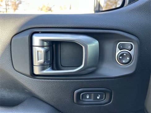 Used 2020 Jeep Gladiator Overland image 32