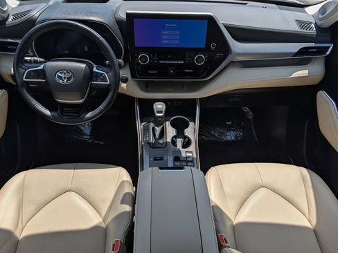 Used 2023 Toyota Highlander Platinum FWD image 11