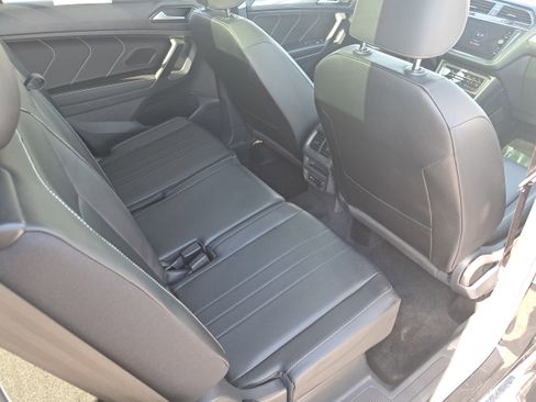 Used 2023 Volkswagen Tiguan SE w/ Panoramic Sunroof Package FWD image 11