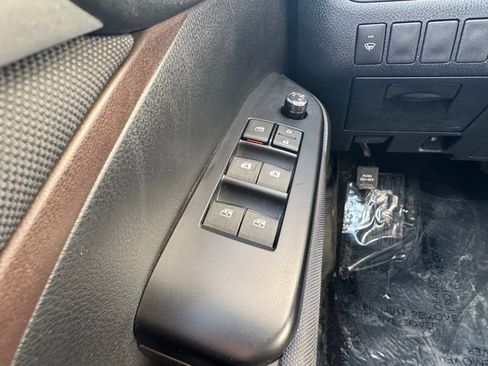 Used 2019 Toyota Highlander LE AWD/4WD image 33