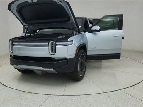 Used 2025 Rivian R1S Adventure image 74