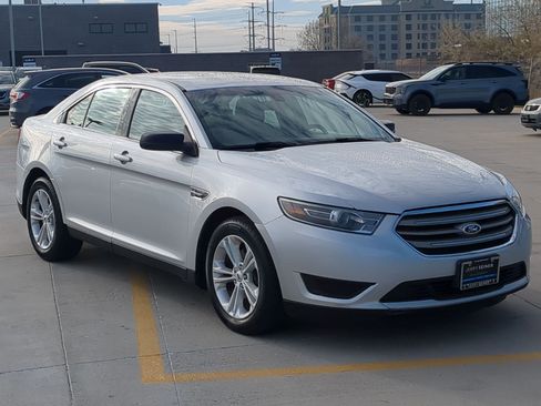 Used 2015 Ford Taurus SE image 7