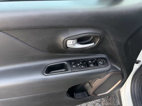 Used 2023 Jeep Renegade Latitude image 24