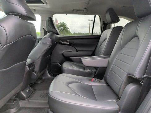Used 2024 Toyota Highlander XLE FWD image 31