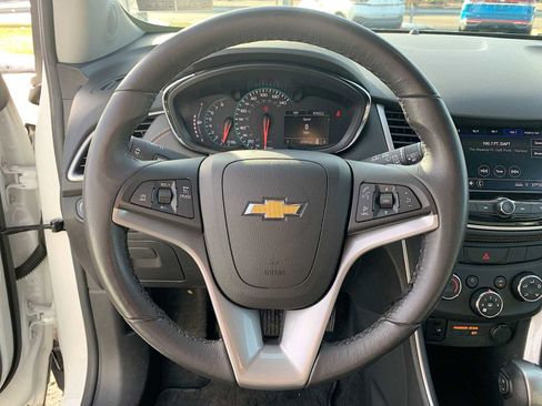 Certified 2022 Chevrolet Trax LT w/ LT Convenience Package image 11