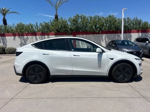 Used 2026 Tesla Model Y Long Range AWD/4WD image 3